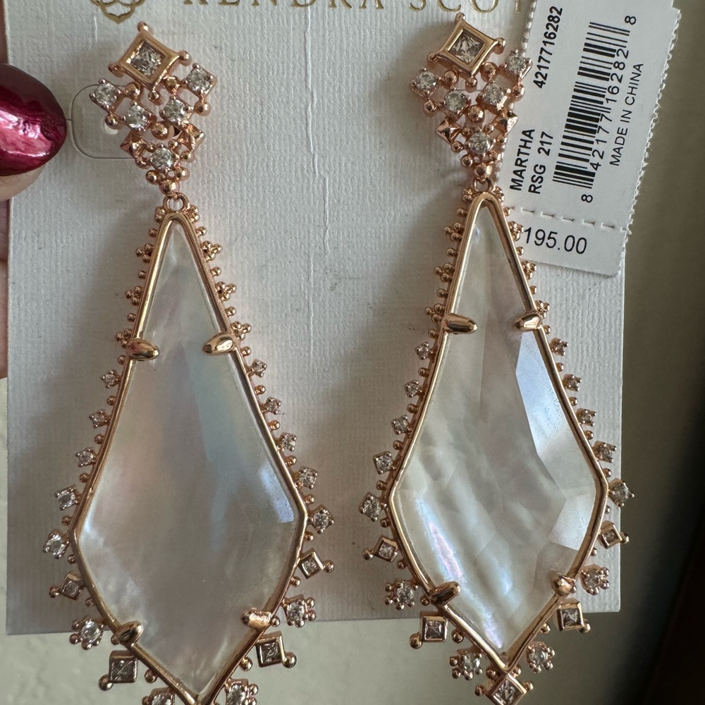 Brand new with tag Kendra scott with earring with the rose gold and diamond